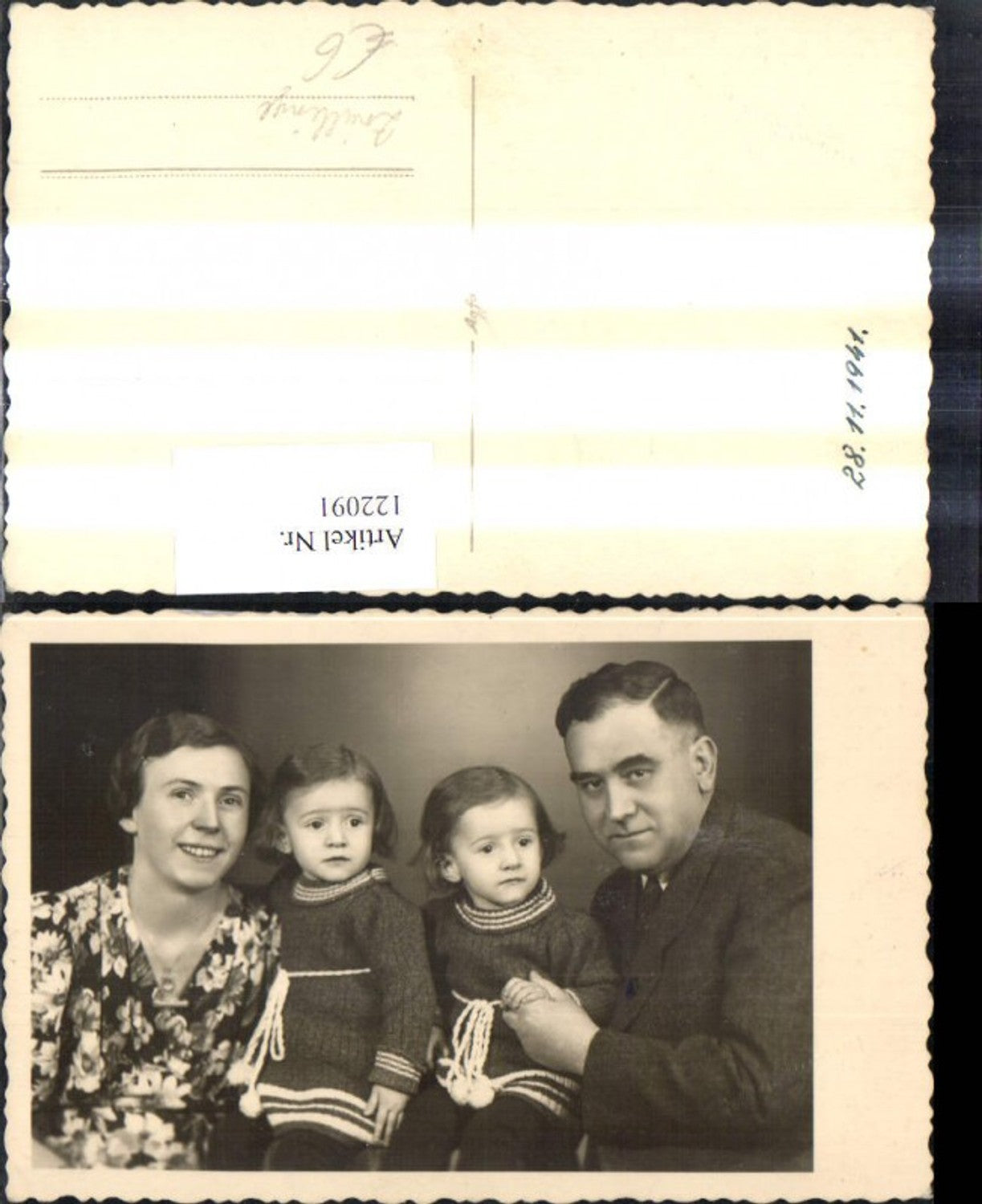 122091,Foto Ak Familie Kinder m. Eltern Zwillinge
