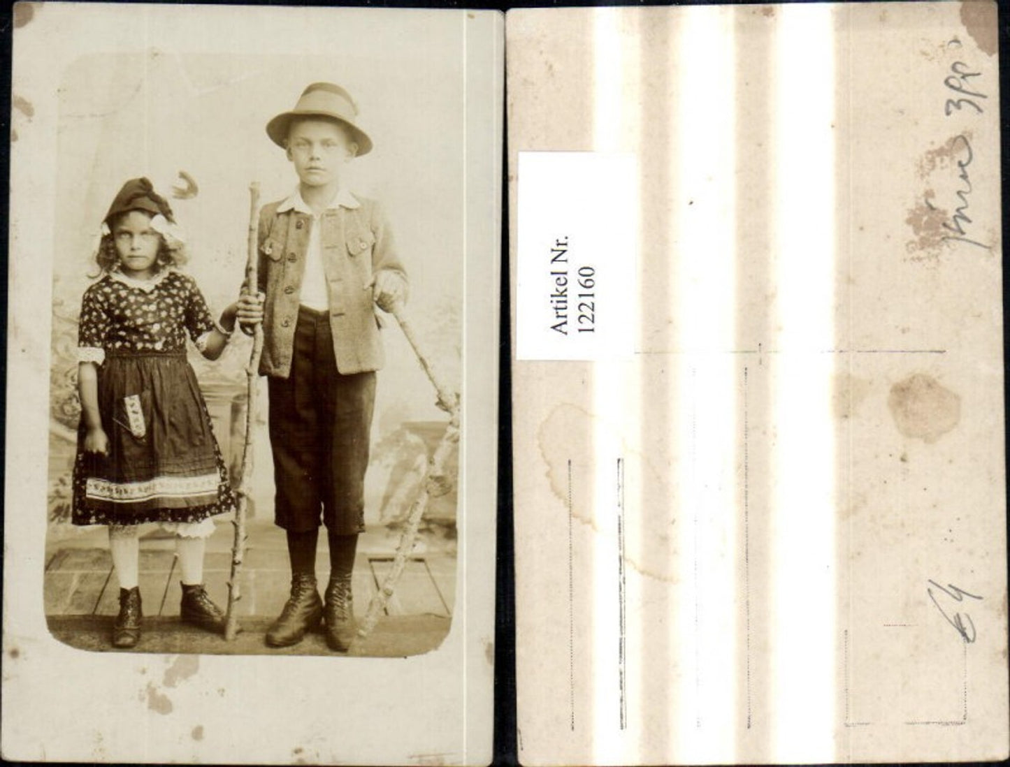 122160,Foto Ak Kinder Mädchen Bub Junge i. Tracht Hut m. Wanderstock