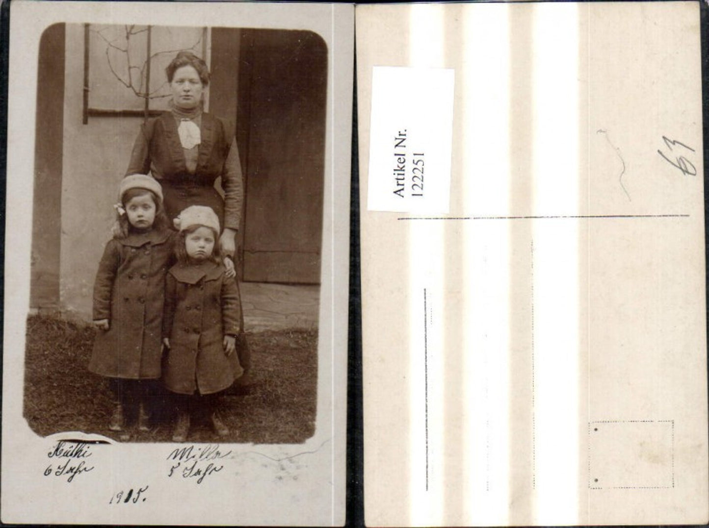 122251,Foto Ak Kinder Mädchen m. Frau Mutter v. Haus
