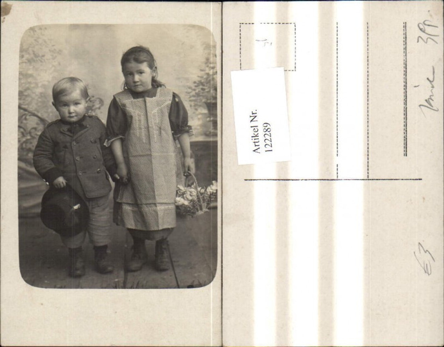 122289,Foto Ak Kinder Mädchen u. Bub Junge m. Hut Blumenkorb