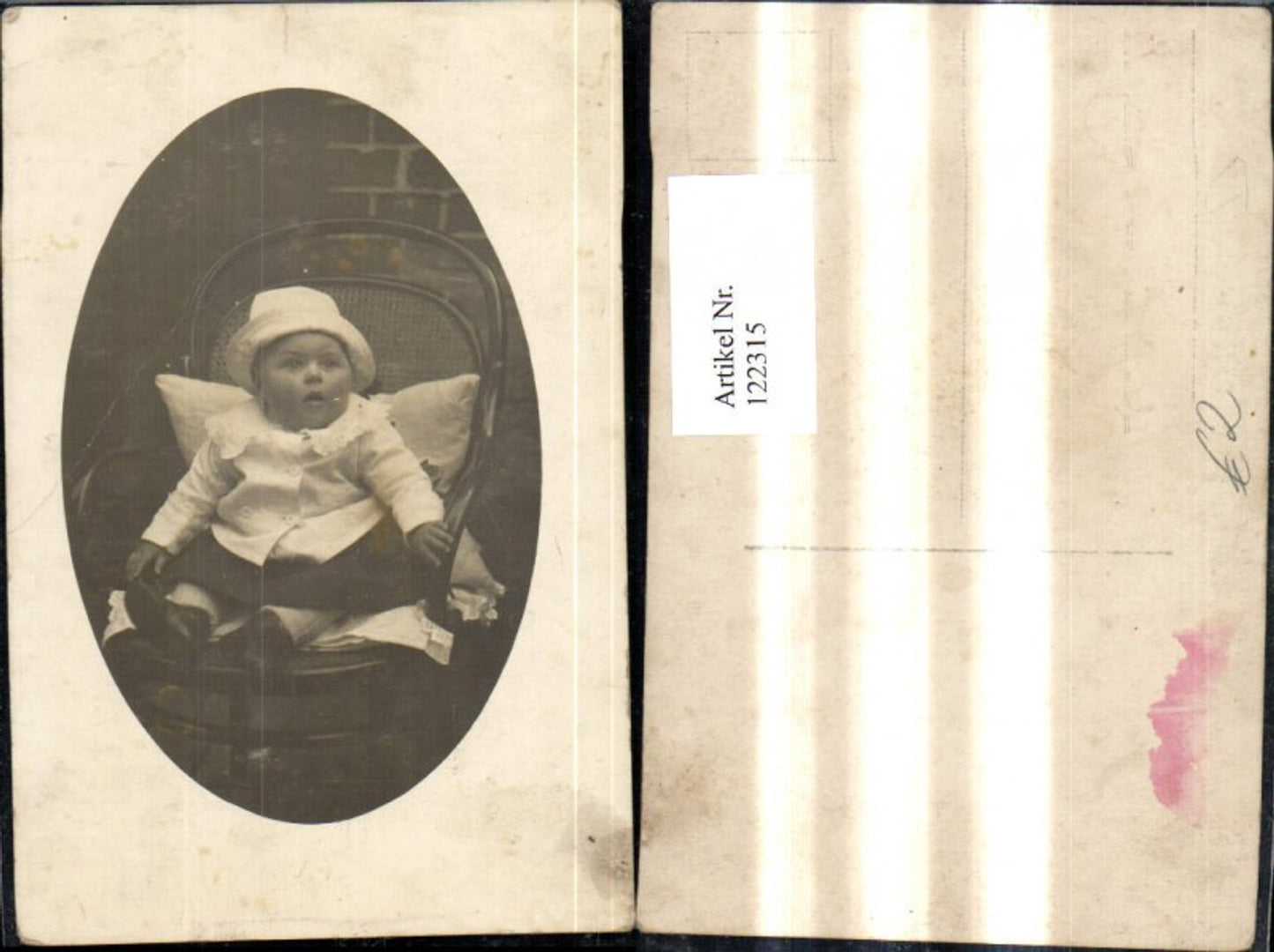 122315,Foto Ak Baby Kleinkind Mädchen i. Kleid Haube a. Stuhl sitzend Passepartout