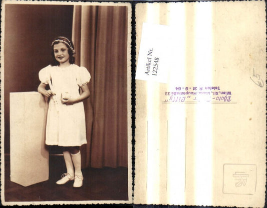 122548,Foto Ak Kind Mädchen weisses Kleid Kerze Haarschmuck Bibel Erstkommunion