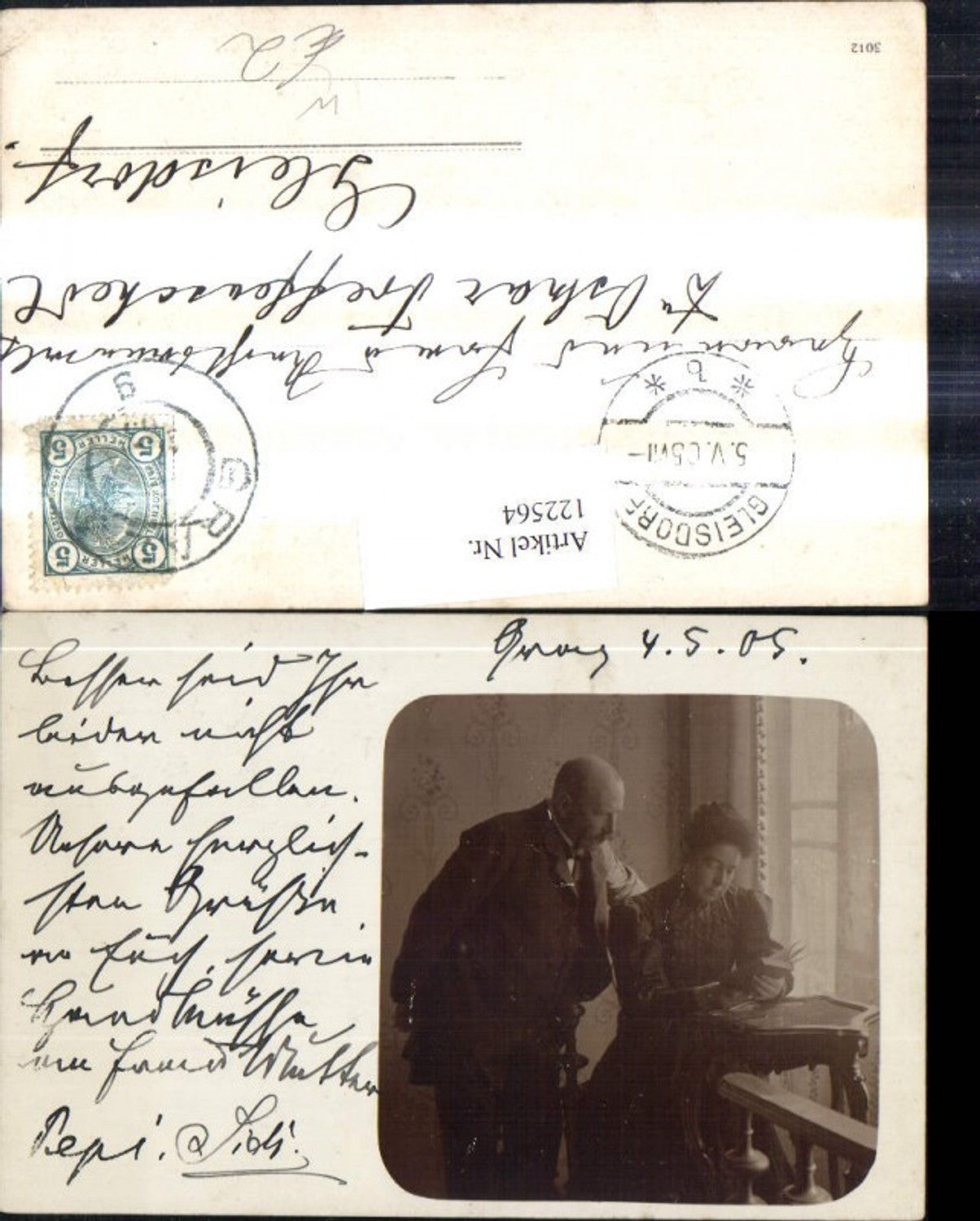 122564,Frau liest i. Buch Mann schaut ü. Schulter Graz 1905