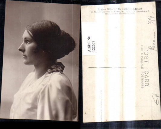 122657,Frau Haarknoten Seitenportrait