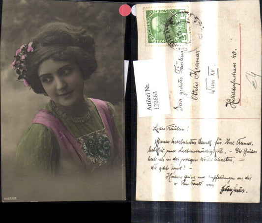 122663,Frau Tracht Rosen i. Haar