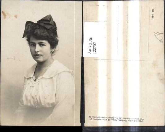 122707,Foto Ak Frau m. Haarschleife Halskette