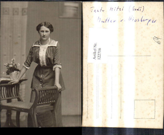 122716,Foto Ak Frau v. Bank stehend