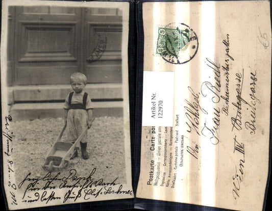 122970,Kind Junge Bub m. Schubkarre Scheibtruhe Spielzeug