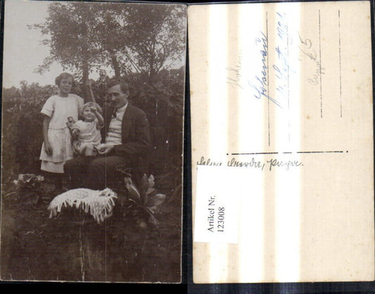 123008,Foto Ak Kinder Mädchen m. Mann Vater Puppe Spielzeug i. Garten 1921 Hohenau