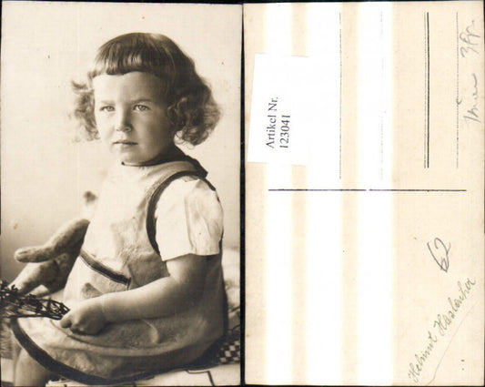 123041,Foto Ak Kind Lockenkopf Mädchen m. Plüschtier Spielzeug