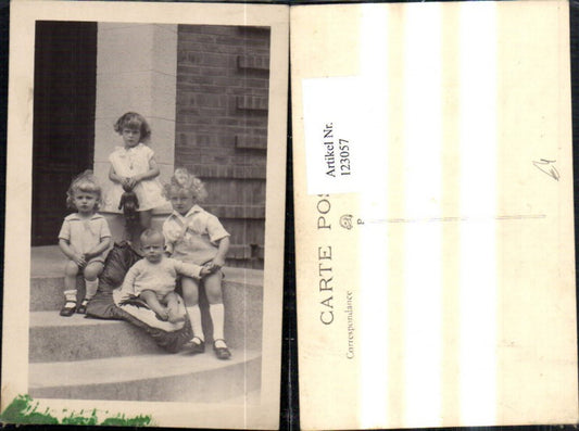 123057,Kinder m. Puppe Spielzeug a. Treppe Stufen