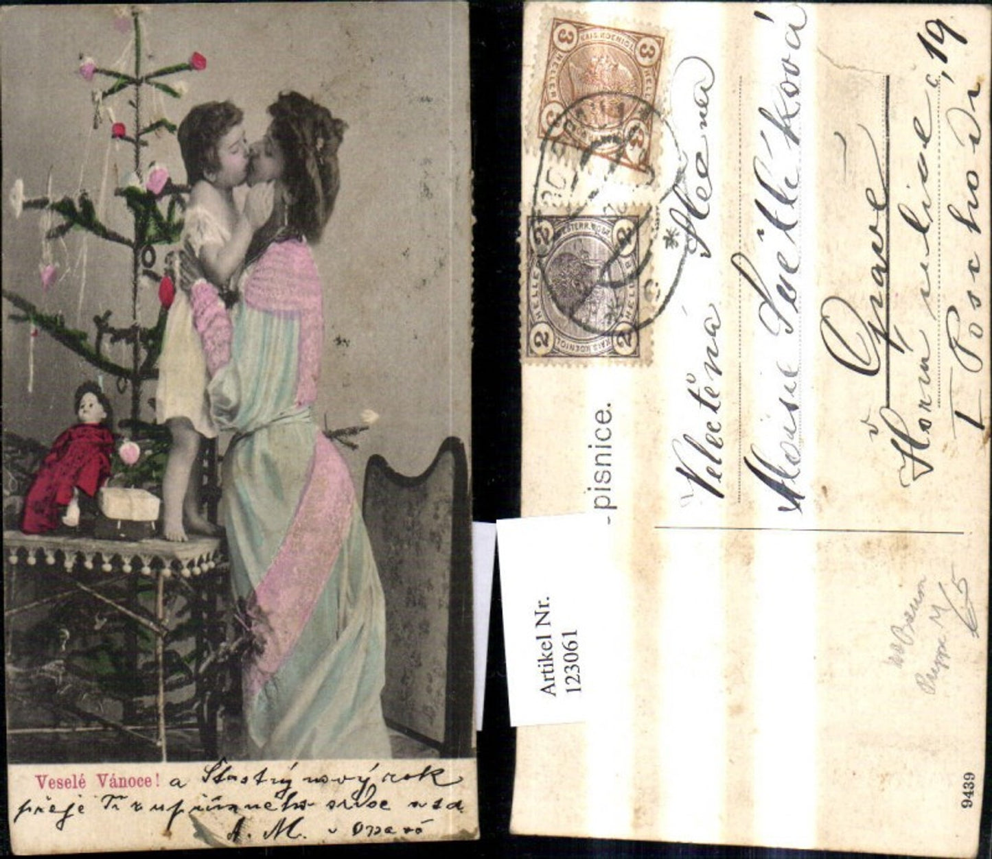 123061,Kind küsst Frau Mutter b. Christbaum Weihnachtsbaum Puppe Spielzeug Velele Vanoce