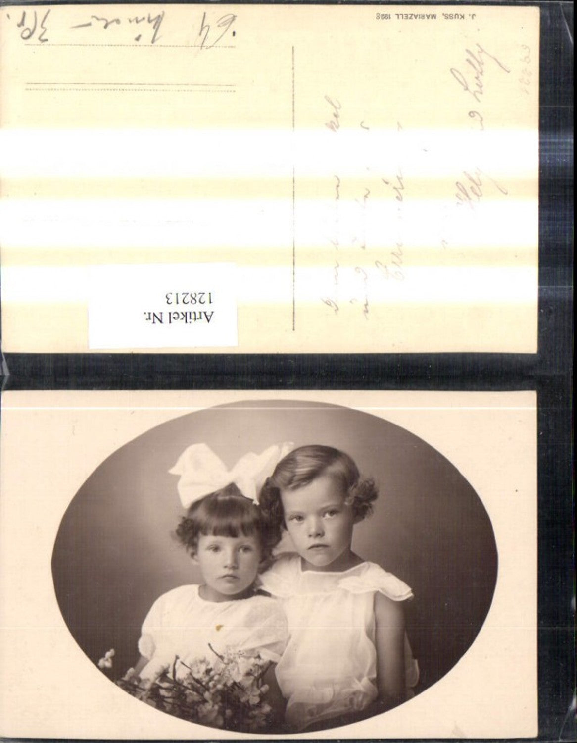 128213,Foto Ak Kinder Mädchen i. weissen Kleider Haarschleife Blumen Strauß Passepartout