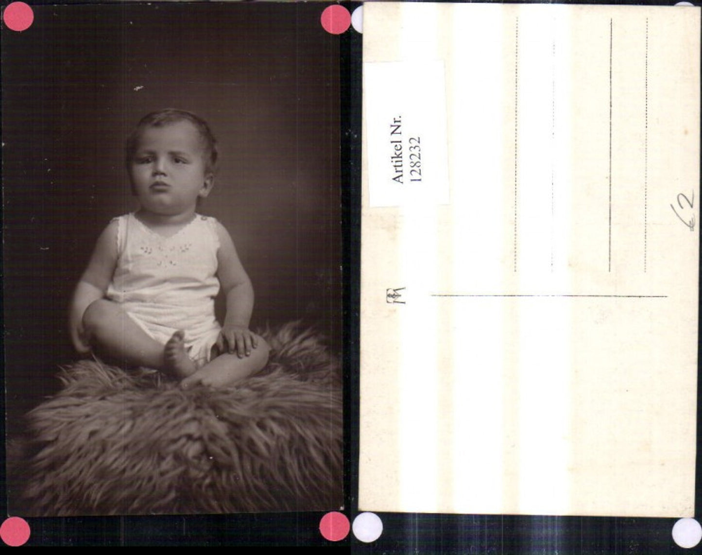 128232,Foto Ak Kind Kleinkind sitzt a. Fell