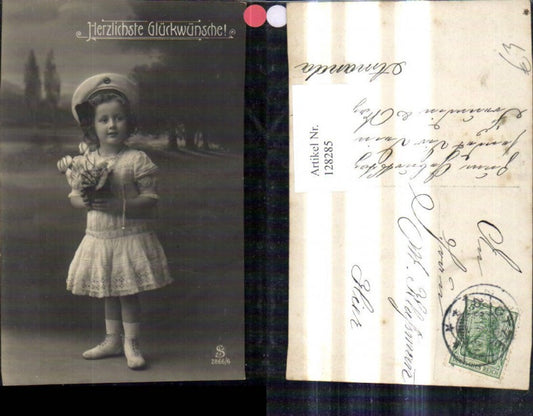 128285,Kind Mädchen i. weissen Kleid Marinemütze Hut m. Alpenveilchen Blumen