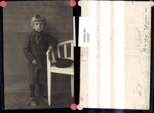 128307,Foto Ak Kind Junge Bub i. Anzug Schirmmütze a. Stuhl Sessel