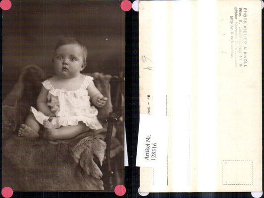 128316,Foto Ak Kind Kleines Mädchen i. Kleid sitzt a. Fell Stuhl Sessel