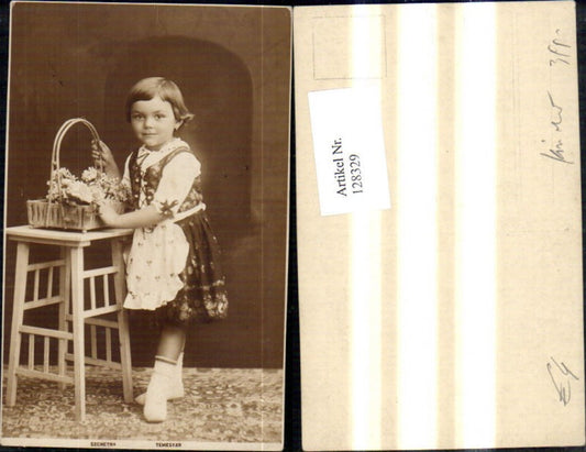 128329,Foto Ak Kind Mädchen Kleid Dirndl Tracht m. Blumenkorb Korb