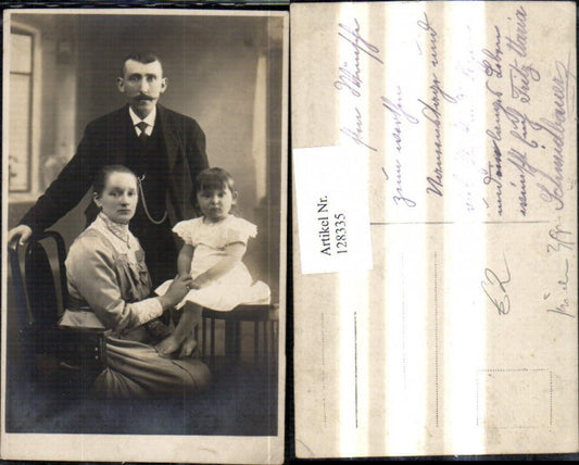 128335,Foto Ak Kind Mädchen weisses Kleid m. Eltern Familie