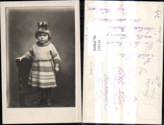 128336,Foto Ak Kind Mädchen a. Stuhl Frisur Haarschleife Strickkleid