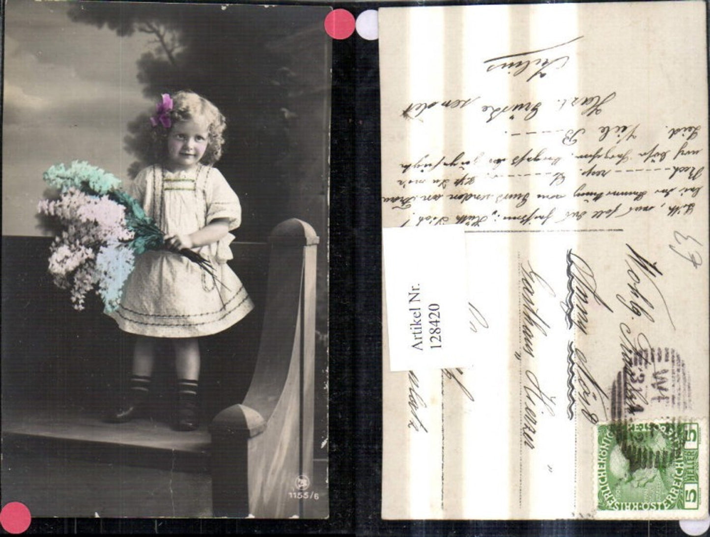 128420,Kind Süsses Mädchen i. Kleid Haarschleife  m. Fliederstrauß Blumen a. Bank stehend