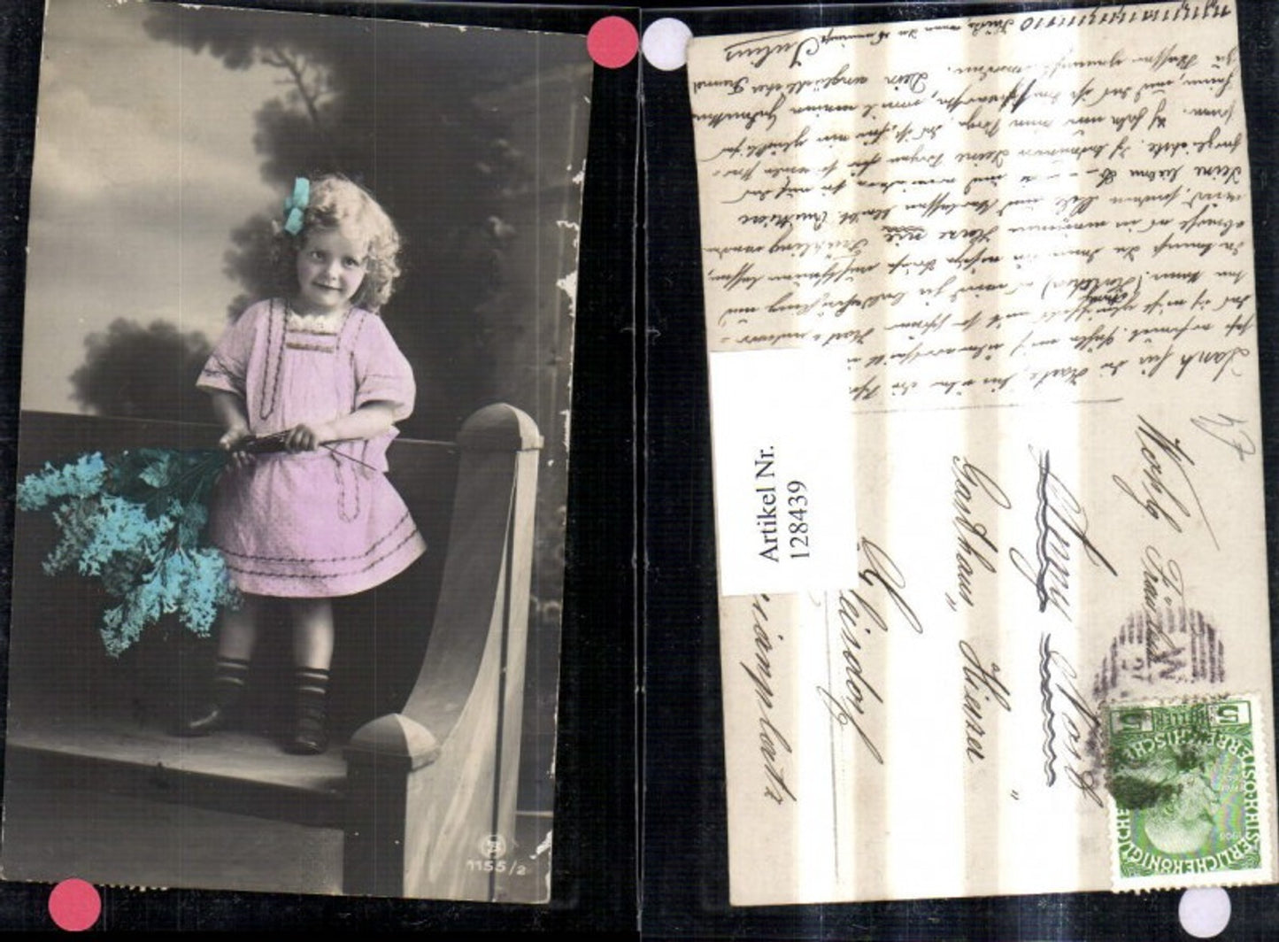 128439,Kind Süsses Mädchen i. Kleid Haarschleife  m. Fliederstrauß Blumen a. Bank stehend