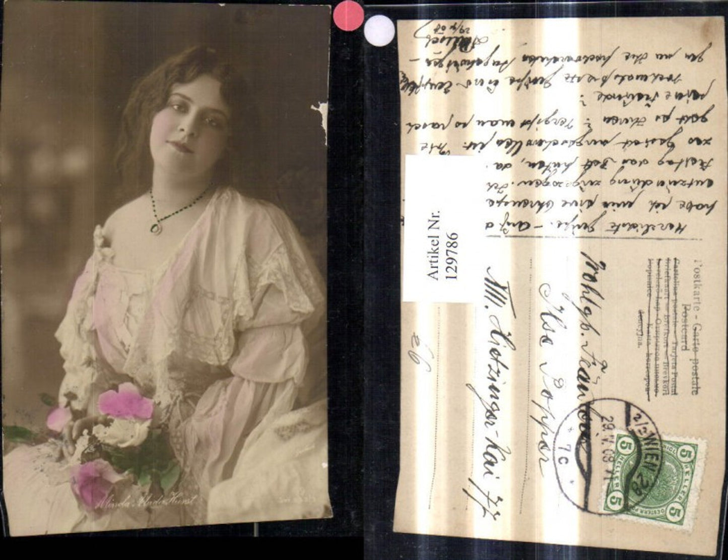 129786,Minola Mada Hurst Schauspielerin m. Blumen Strauß