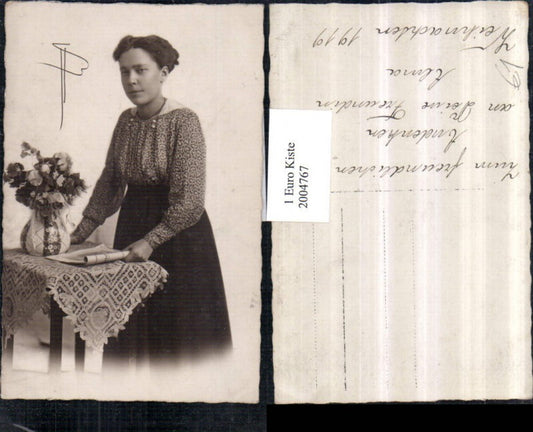 2004767,Foto AK Frau m. Zeitschrift in d. Hand Blumenstrauß Vase Tischlein