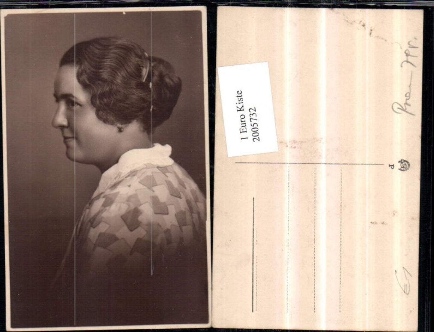 2005732,Frau m. Hochsteckfrisur Ohrringe Seitenportrait