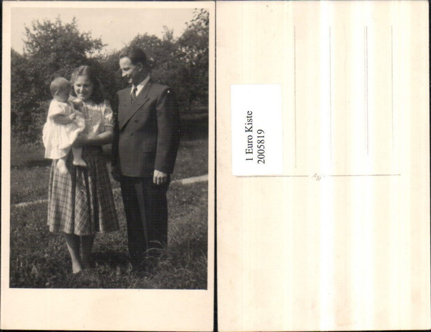 2005819,Foto AK Mann u. Frau m. Kind Wiese Bäume