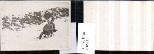 2005821,Foto Mann u. Frau b. Schlitten Rodel fahren Winterbild