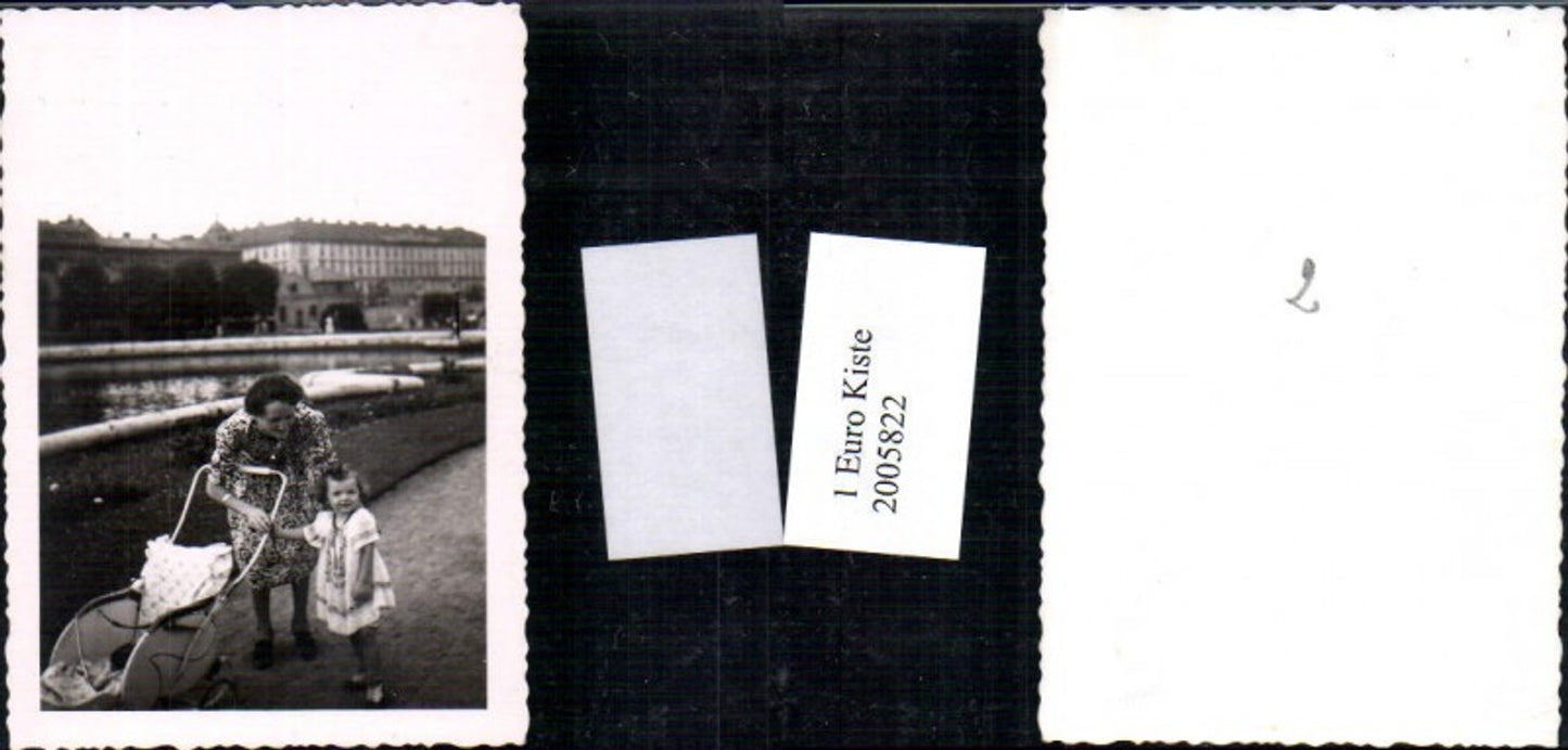 2005822,Foto Frau Mutter m. Kind Kinderwagen Stadtansicht Fluss