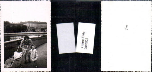 2005822,Foto Frau Mutter m. Kind Kinderwagen Stadtansicht Fluss