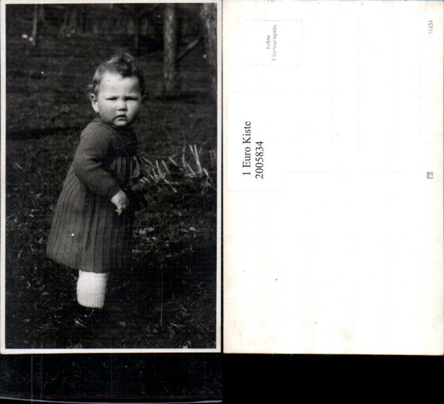 2005834,Foto AK Süßes Kind m. Strickleid Wiese