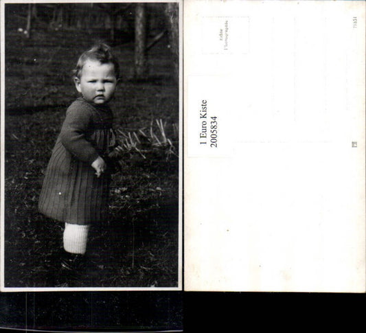 2005834,Foto AK Süßes Kind m. Strickleid Wiese