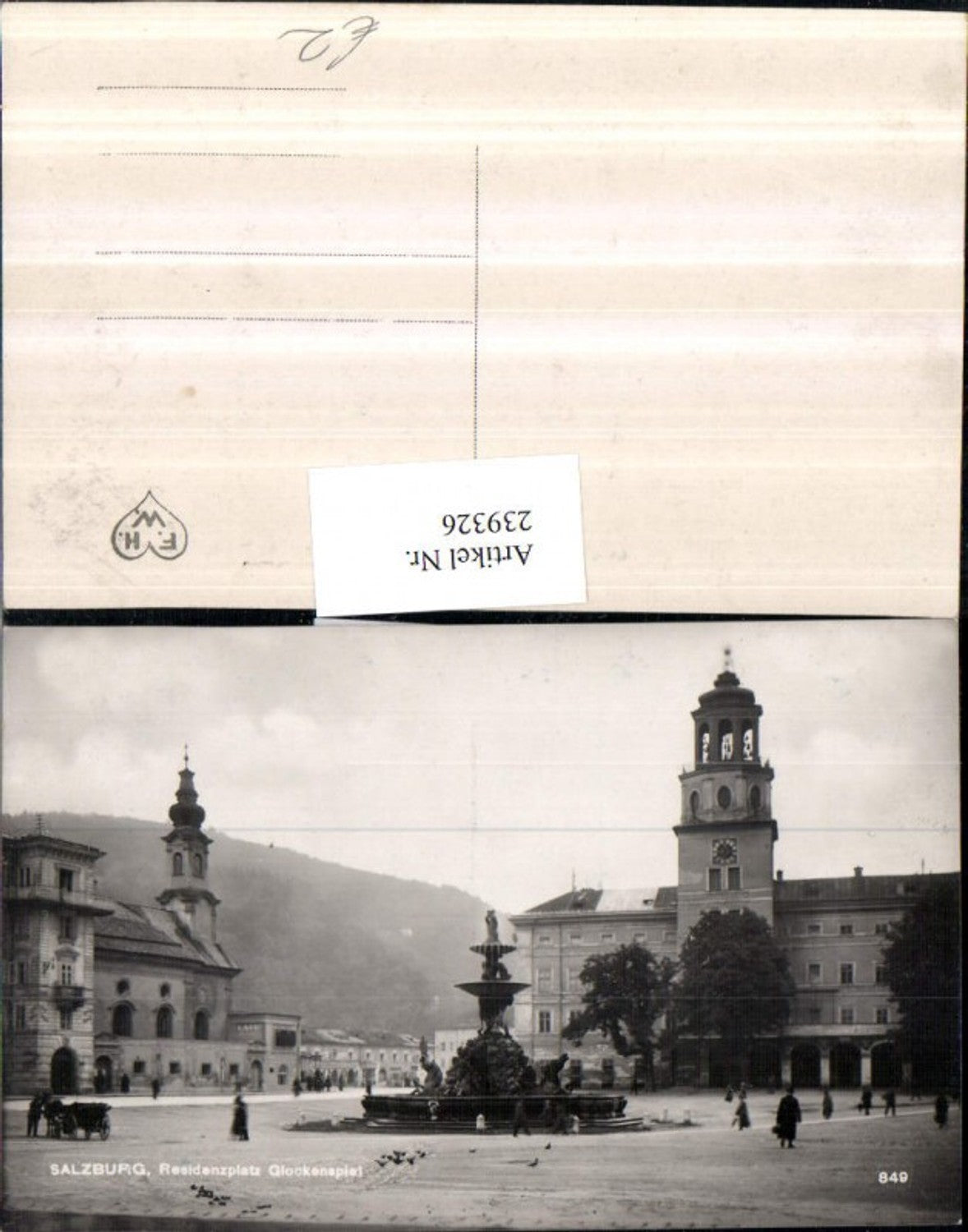 239326,Salzburg Residenzplatz Glockenspiel Rathaus Brunnen