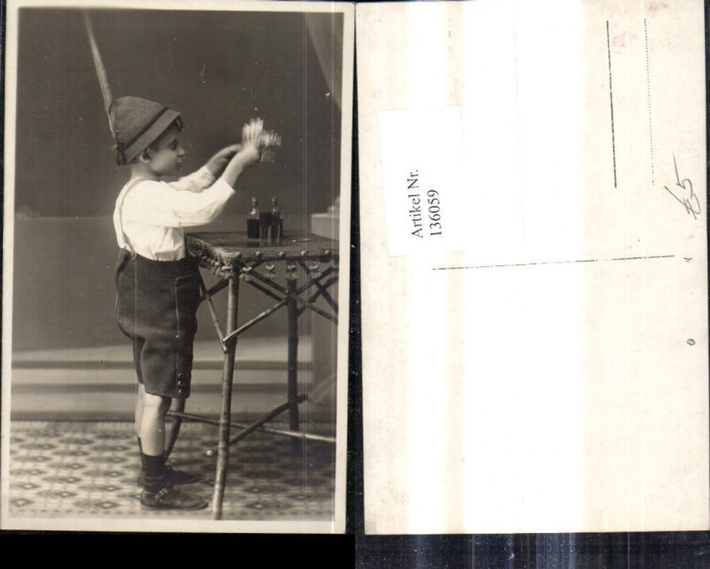 136059,Foto Ak Bub Junge i. Tracht Hut Tiroler Hut b. Tisch