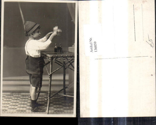 136059,Foto Ak Bub Junge i. Tracht Hut Tiroler Hut b. Tisch