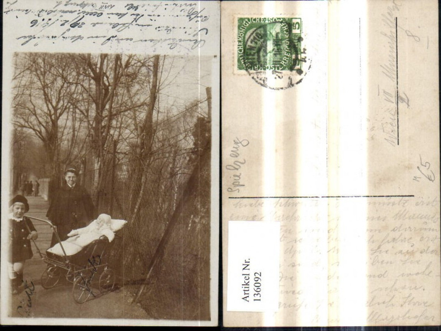 136092,Foto Ak Frau Nonn Klosterschwester m. Kinder Kinderwagen