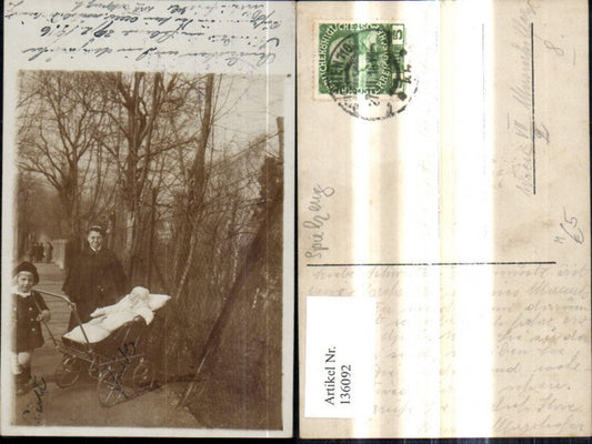 136092,Foto Ak Frau Nonn Klosterschwester m. Kinder Kinderwagen