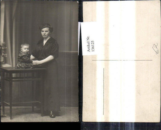 136125,Foto Ak Frau m. Kleinkind Kind b. Tisch