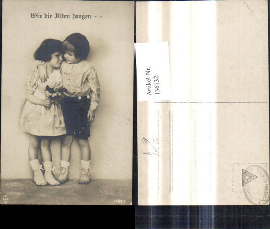 136132,Foto Ak Kinder Umarmung Blumenstrauß Blumen Stempel Verein für Vorsorge für Blinde