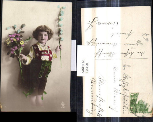 136158,Bub Junge i. Tracht Lederhose m. Blumen Blumenstrauß