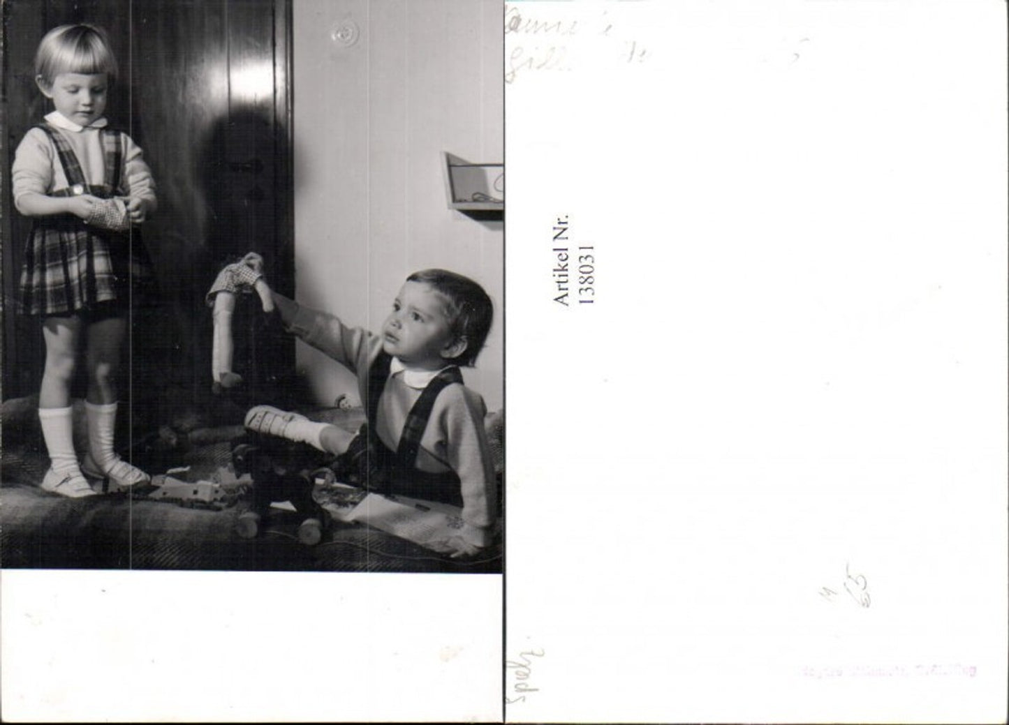 138031,Foto Kinder m. Puppen Spielzeug i. Bett Nachziehpferd