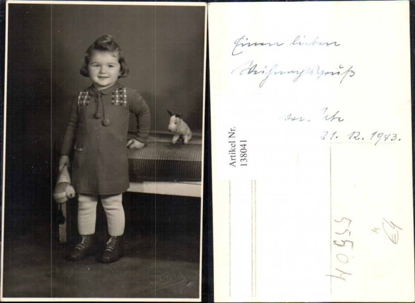 138041,Foto Ak Mädchen m. Spielzeug Hund Plüschhund 1943