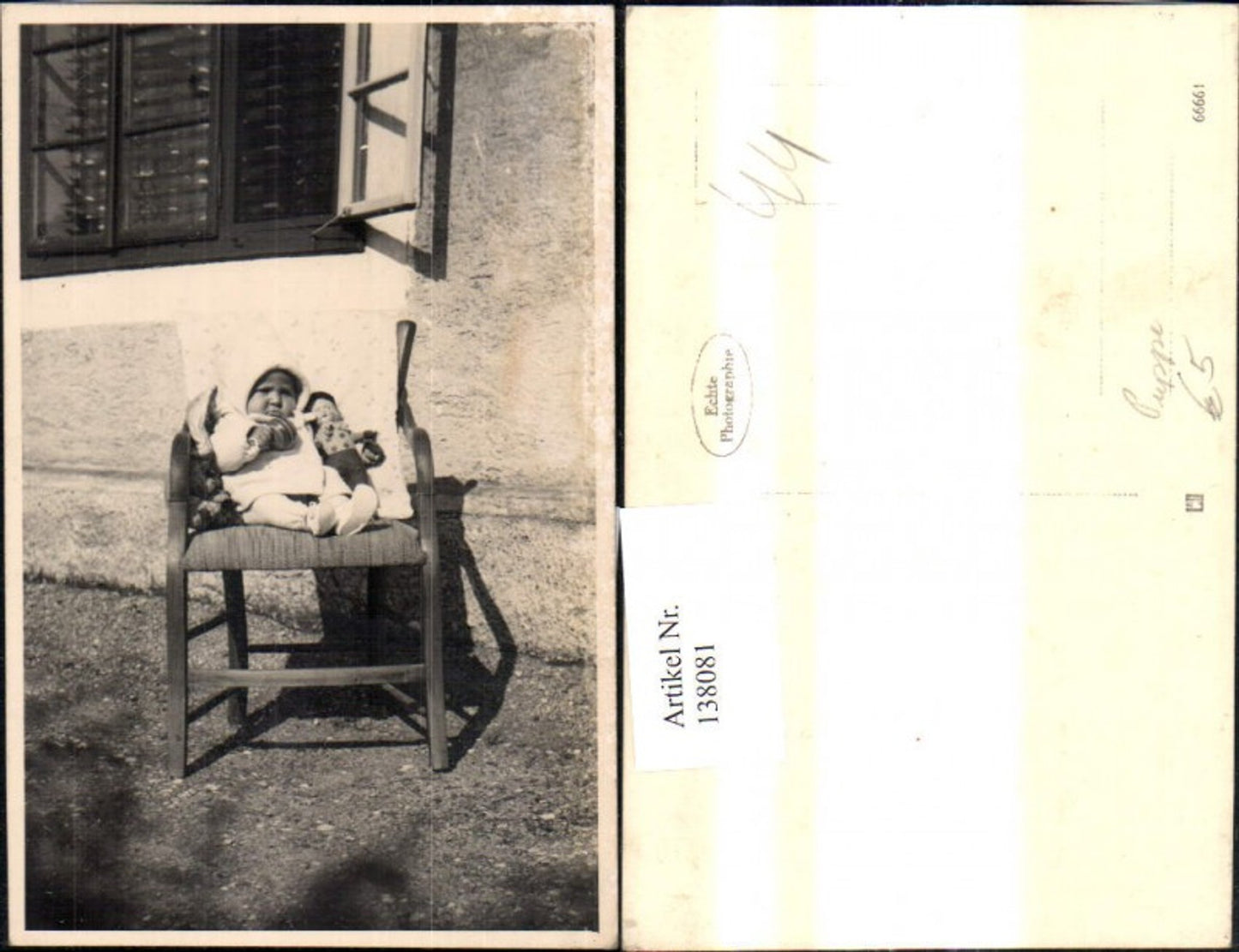 138081,Foto Ak Kind m. Puppe Rassel Spielzeug Stuhl v. Haus