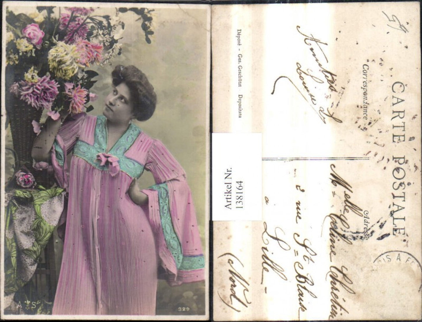 138164,Frau m. Kleid Korbvase m. Blumen