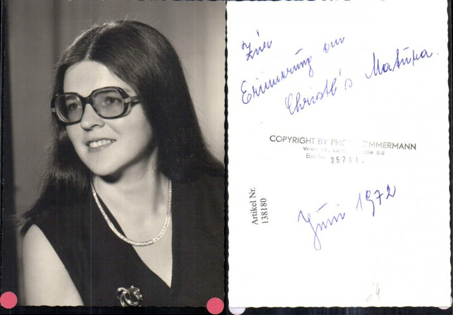 138180,Foto Junge Frau m. Brille Halskette Brosche a. Kleid 1972