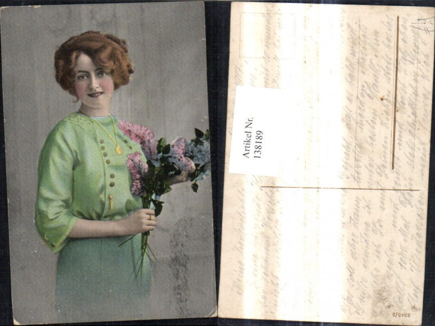 138189,Frau m. Kleid Halskette Blumen Strauß