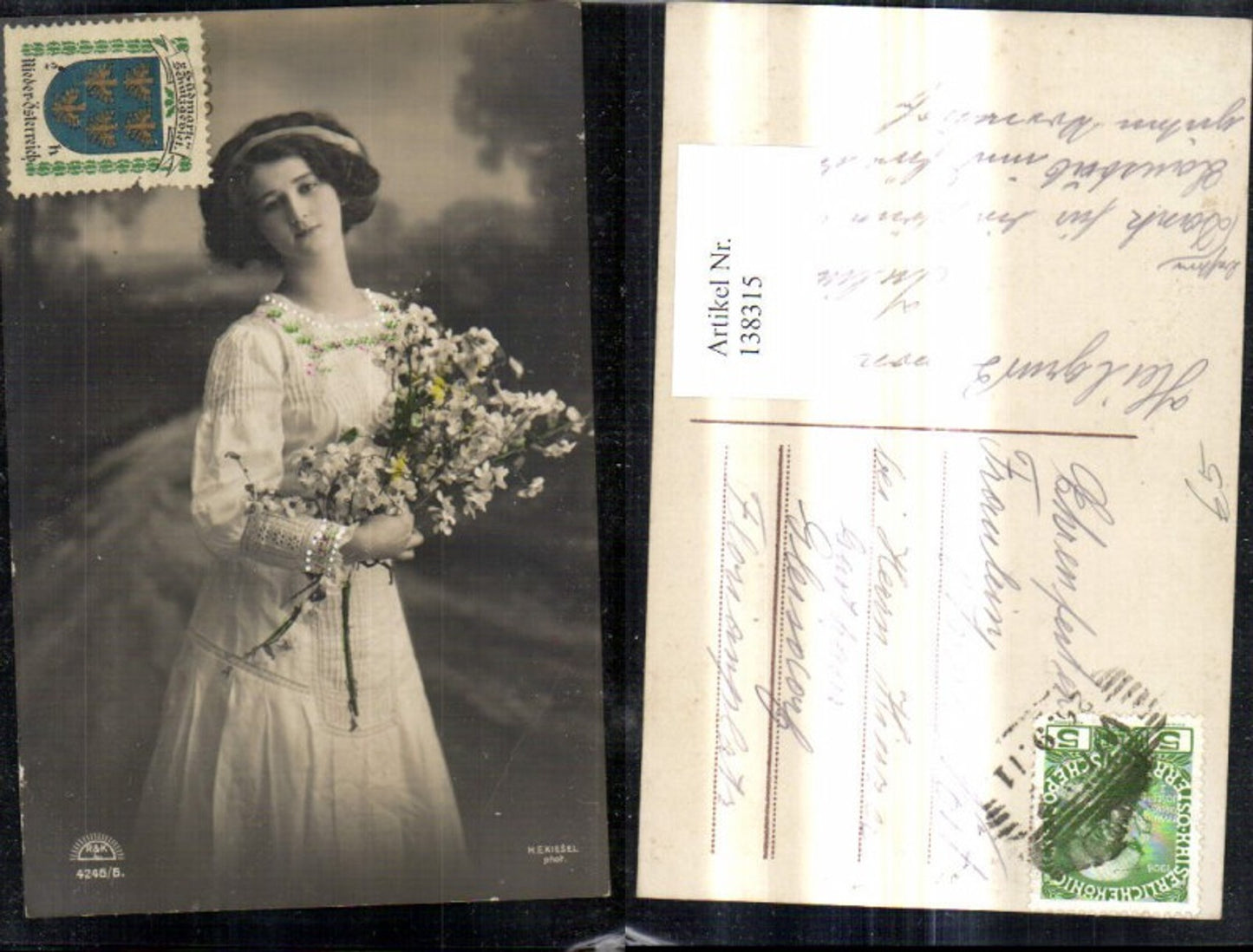 138315,Frau Kleid Haarband Blumen Strauß